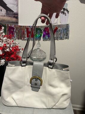 📍AS IS PROJECT! Coach White and Gray Leather Women's Shoulder Bag No offers